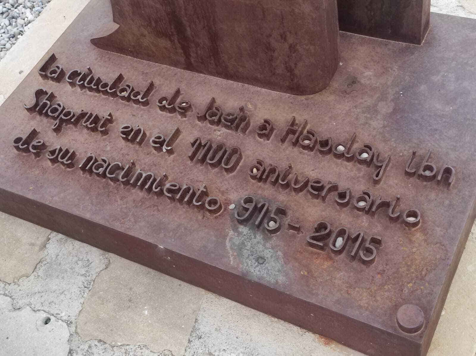 Inscripción a los pies de la estatua.