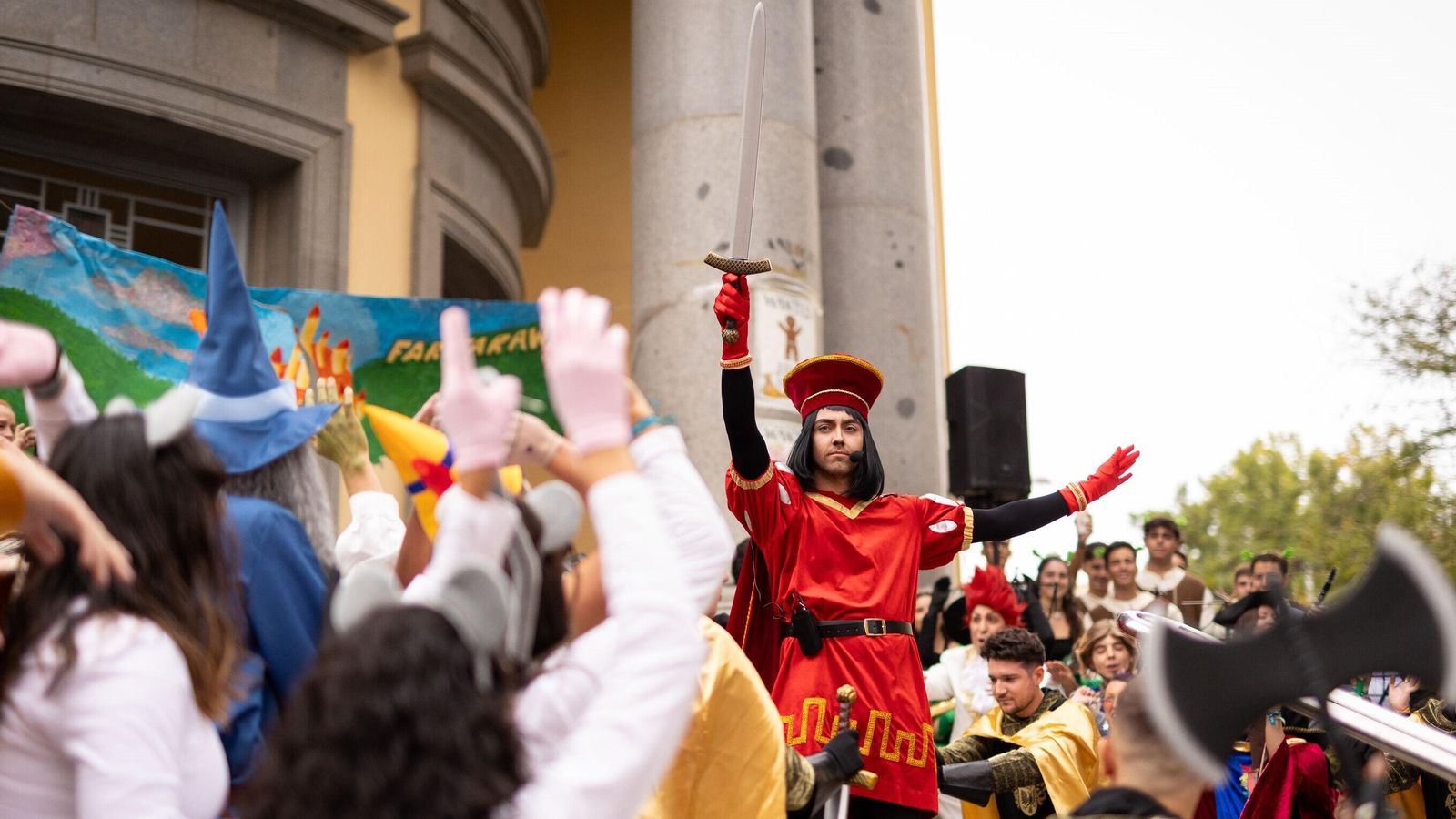Lord Farquaad entró en escena a las 11:10 de la mañana. Lord Farquaad entró en escena a las 11:10 de la mañana.