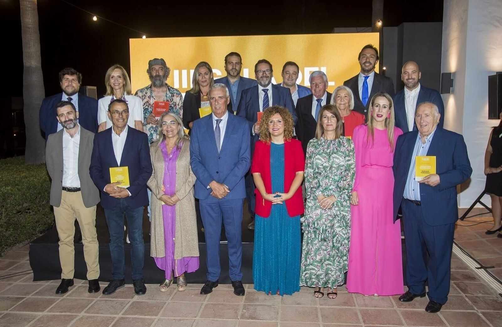 Foto de familia de los galardonados en la III Gala del Turismo de Huelva.