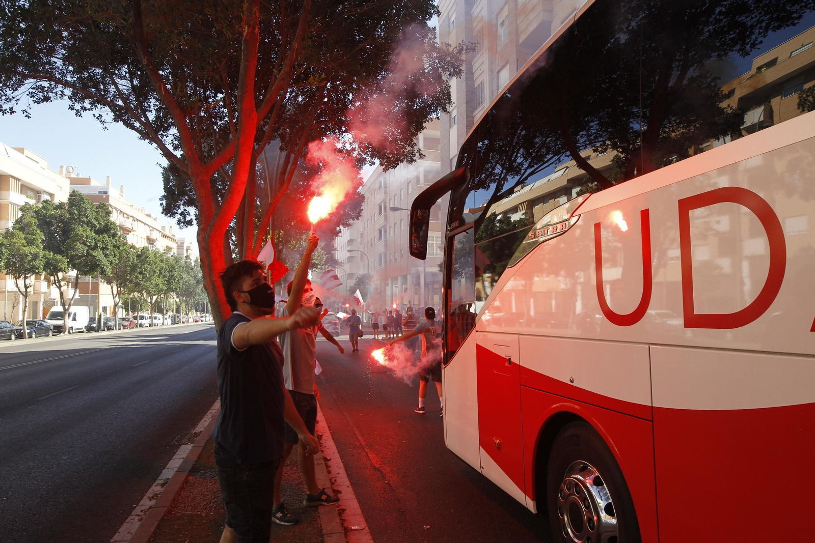 Fotogalería de la afición del Almería antes del partido ante el Girona