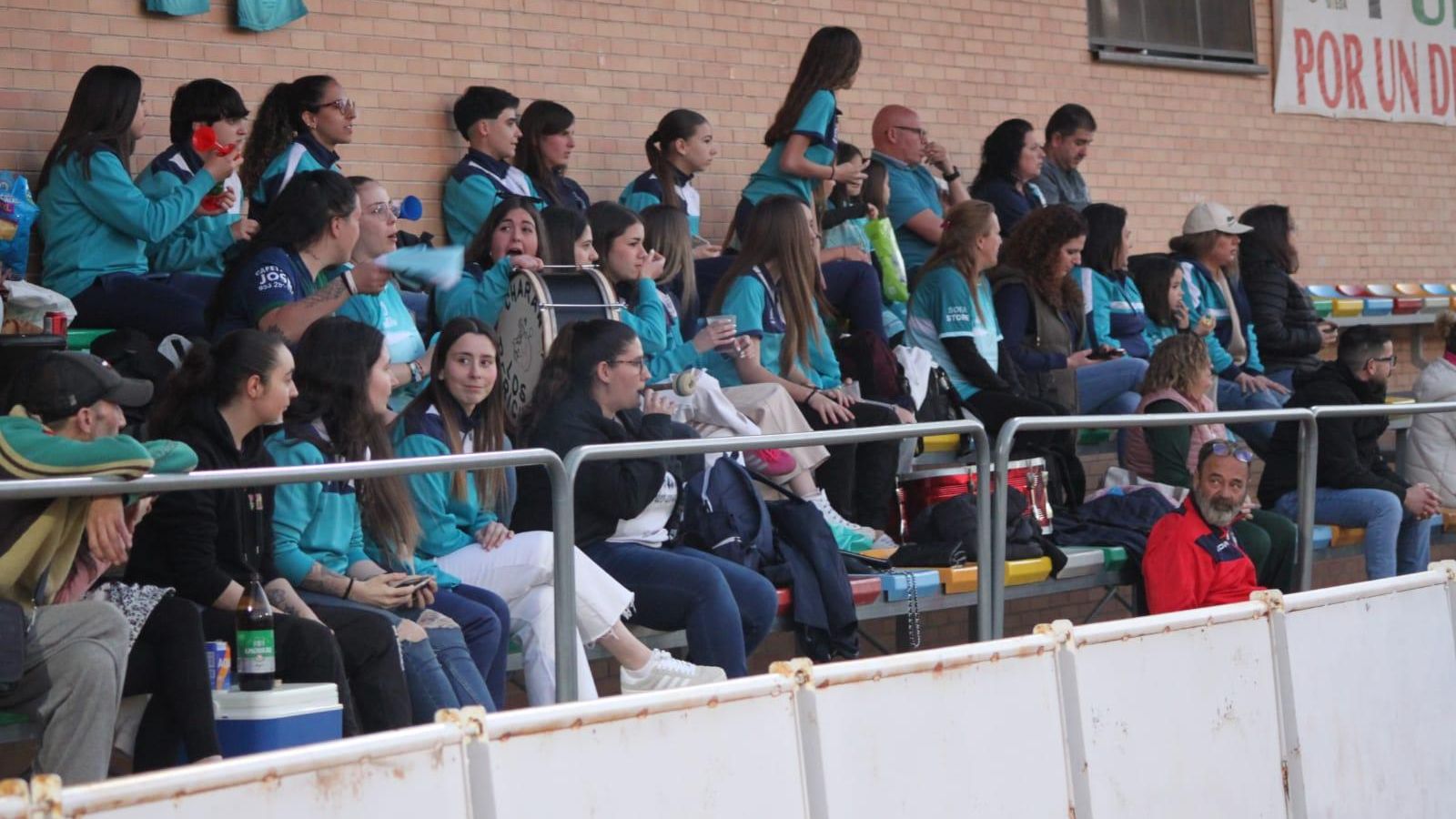 La afición del conjunto capitalino apoya a las suyas en el San Miguel.