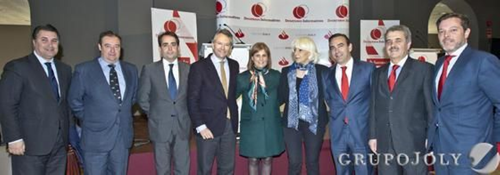 Ignacio Romaní, teniente de alcaldesa de Cádiz; Tomás Valiente, director general del Grupo Joly; Antonio Saldaña, teniente de alcaldesa de Jerez; José Joly, presidente del Grupo Joly; María José García-Pelayo, alcaldesa de Jerez; Teófila Martínez, alcaldesa de Cádiz; Manuel Iturbe, director territorial del Banco Santander; José Atalaya, director comercial; y Mario Blanco, director provincial.

Foto: Julio Gonzalez