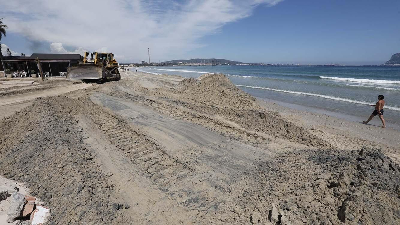 Las fotos del trasvase de arena en la playa de El Rinconcillo