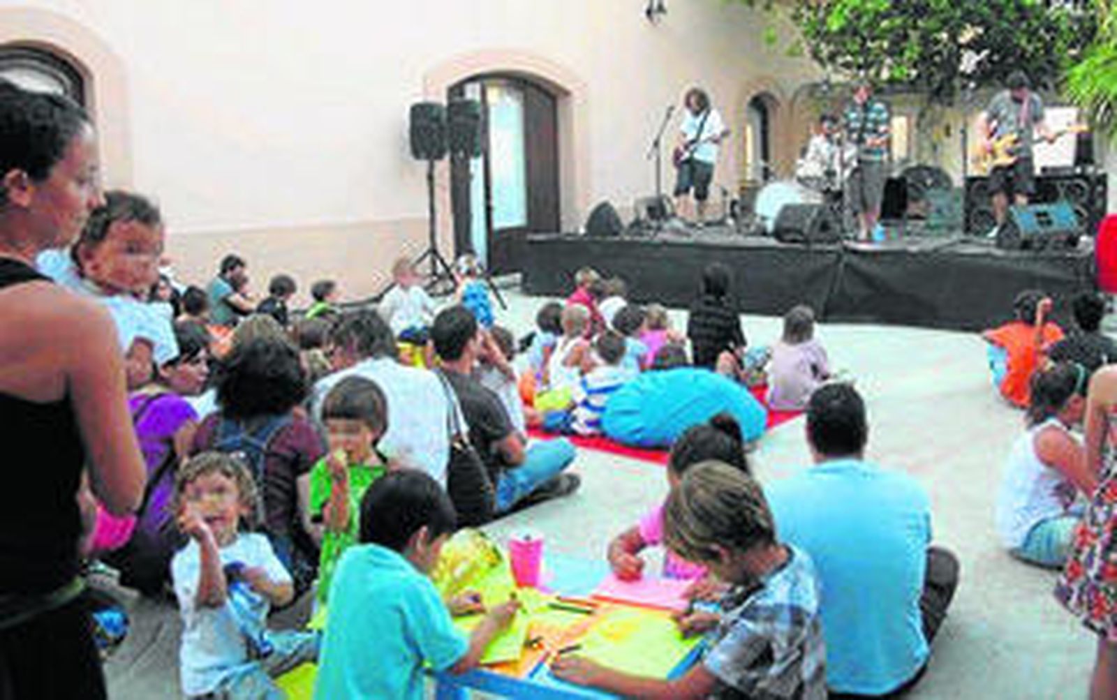 Numerosos niños disfrutan de una de las ediciones del Festy Kids en verano en el Baluarte de la Candelaria.