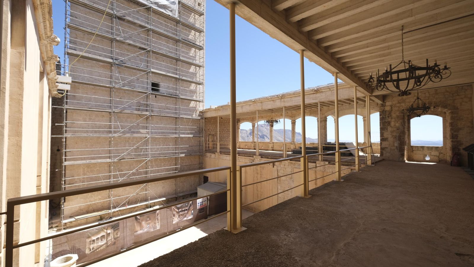 La torre del homenaje está cubierta por un andamio.