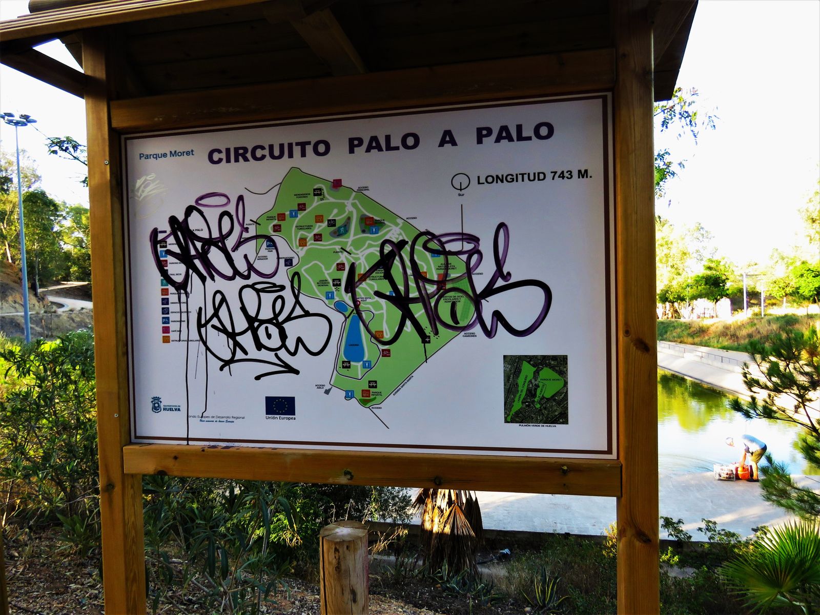 Pintadas en un punto informativo del Parque Moret.