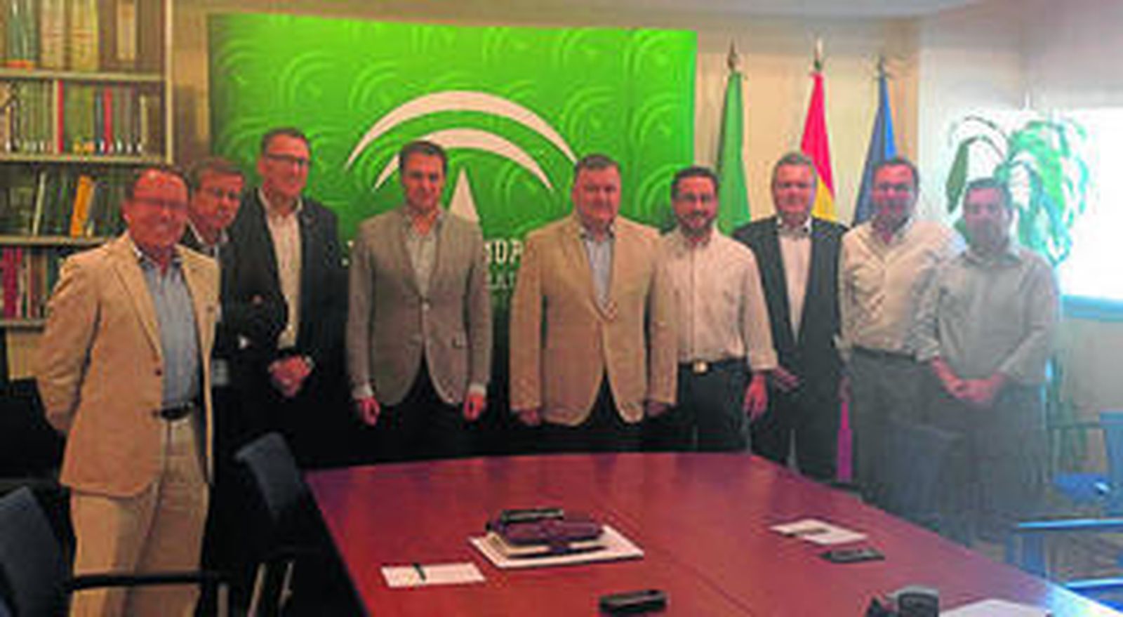 Manuel García y Francisco Zurera, con los responsables de las asociaciones.