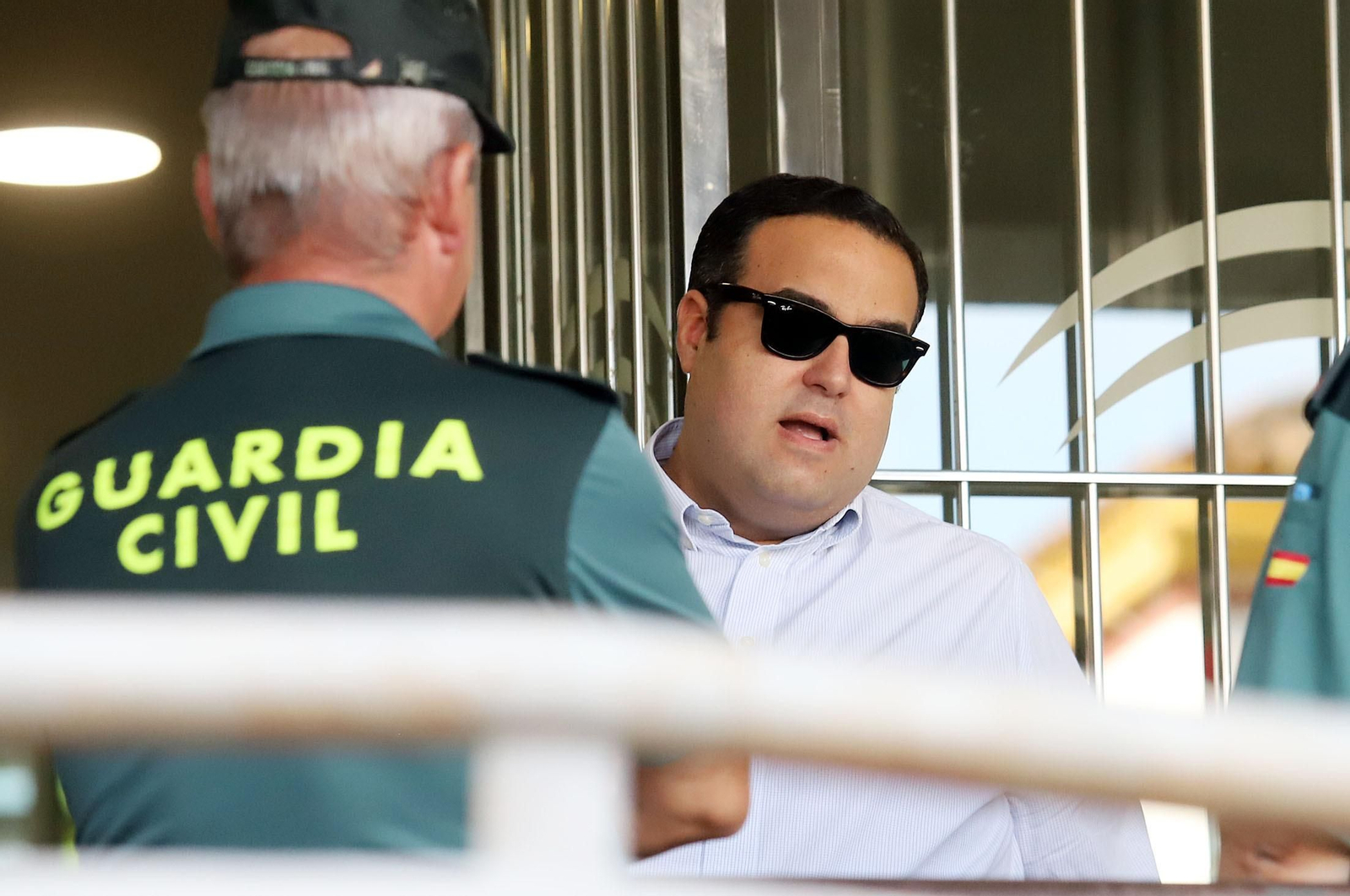 Imágenes de la vista de medidas cautelares por el apuñalamiento al jefe de la Policía Local de Punta Umbría.