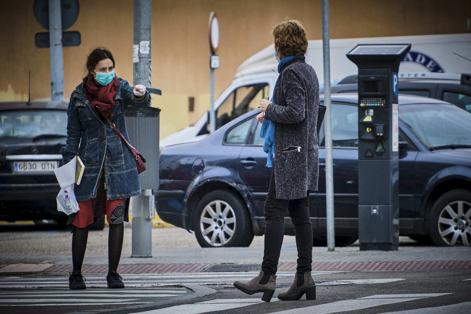 Dos mujeres se hablan desde la distancia junto a los juzgados de San José