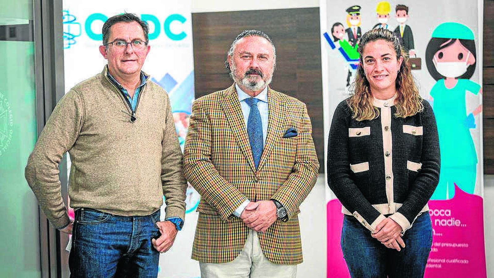 El Dr. Ángel Carrero, con D. Manuel Torres y Dª. Beatriz Álvarez, personal del Departamento de Administración del CODC.