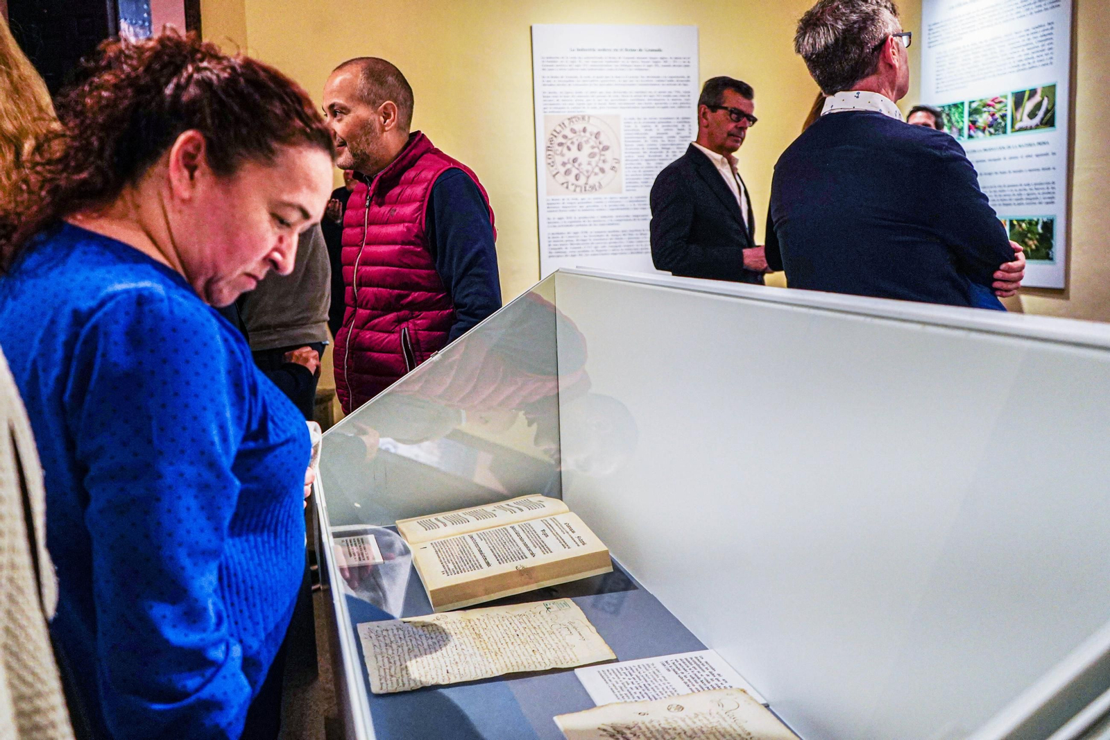 Un grupo de visitantes contempla la muestra del Archivo Municipal.