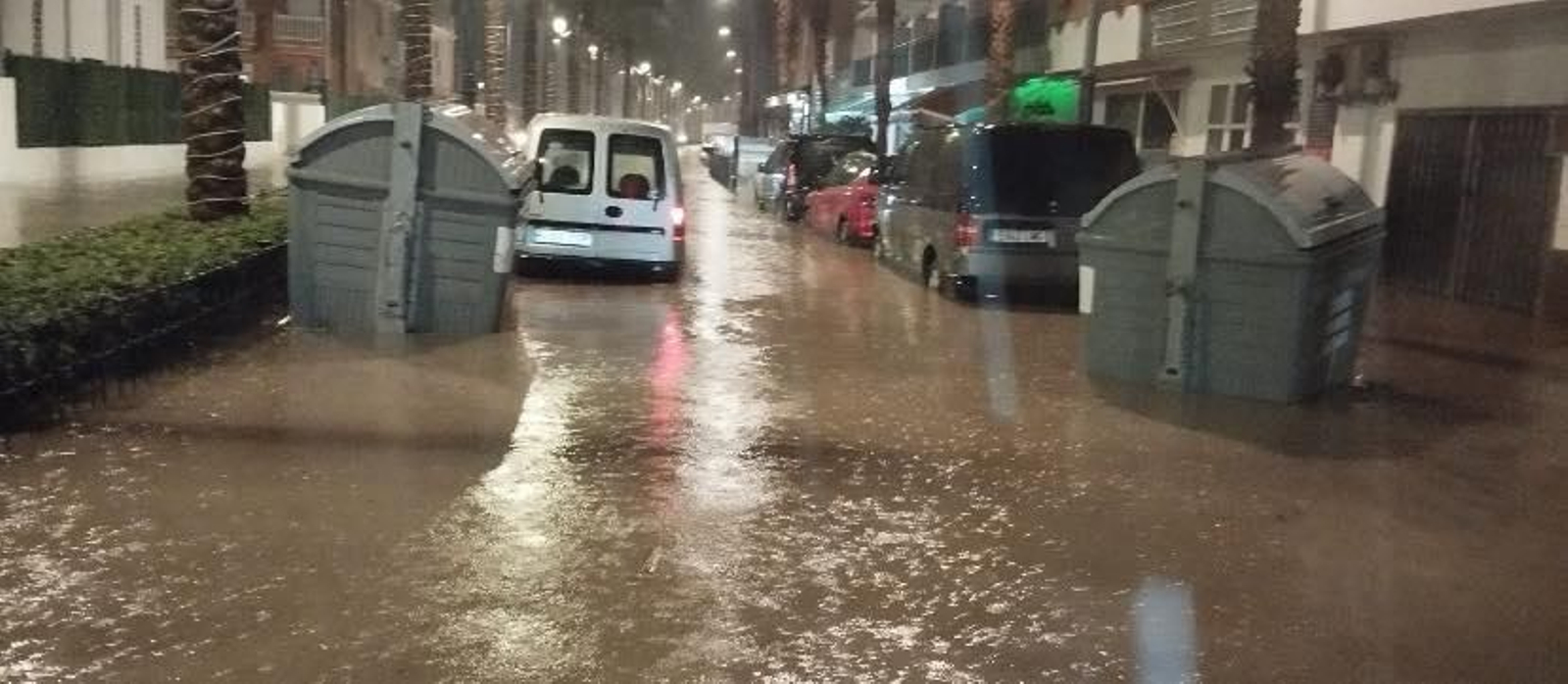 Una de las calles de Roquetas anegada.