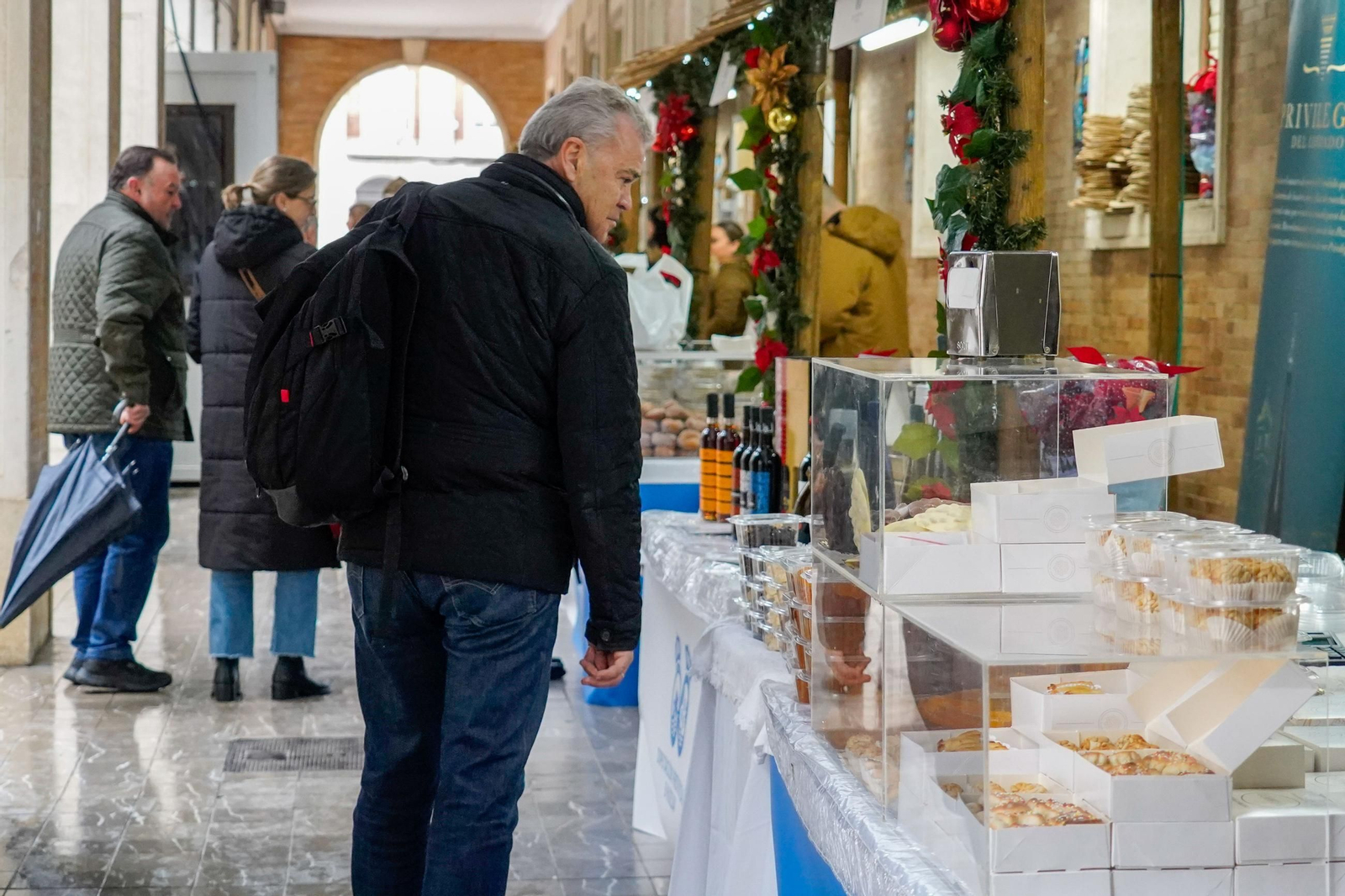 Imágenes de la inauguración del Belén y la XV&nbsp;Muestra de Dulces y Vinos Navideños de la provincia de Huelva en&nbsp;la&nbsp;Diputación