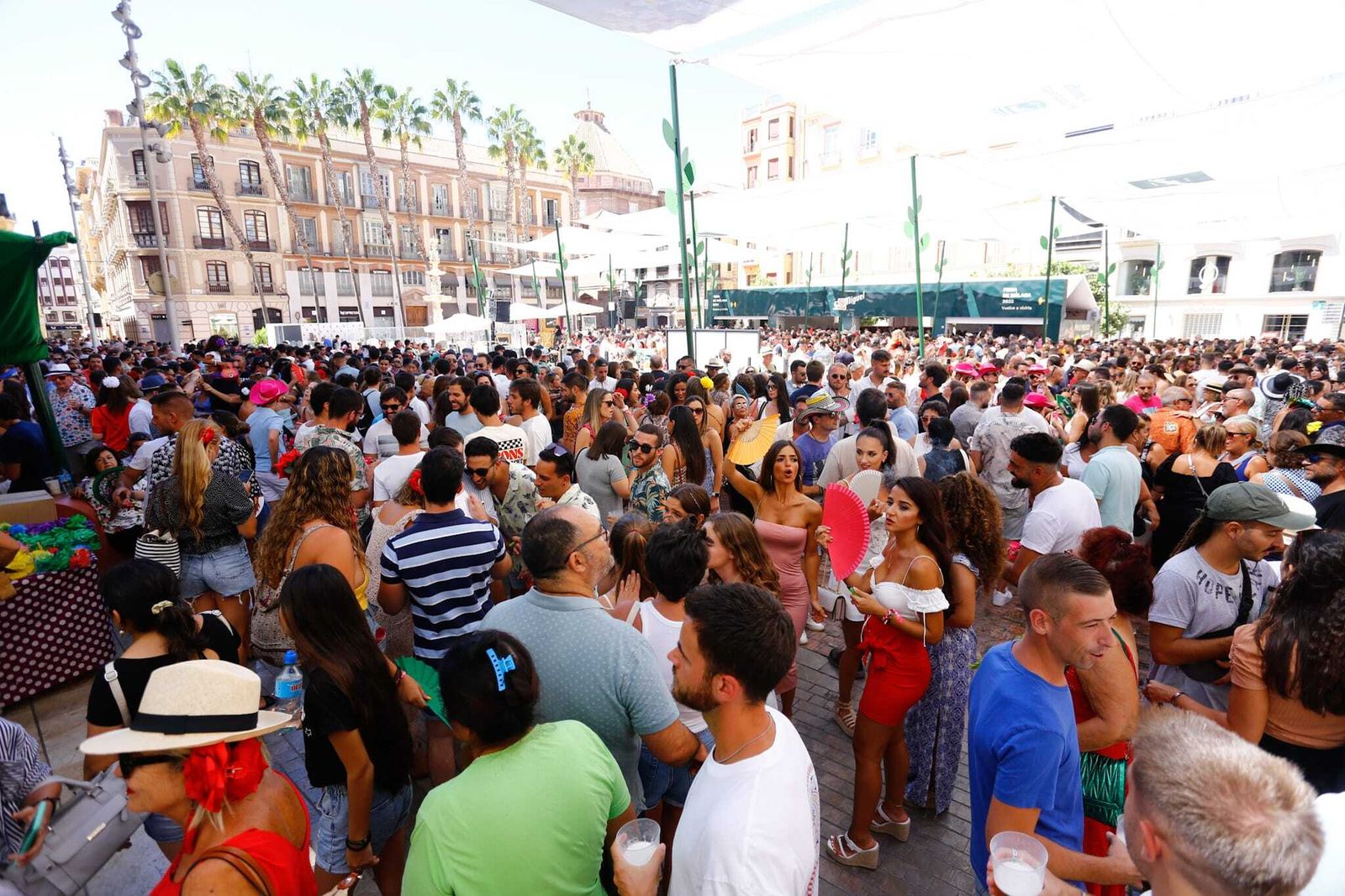 Público disfrutando de la última jornada de fiesta en la plaza de la Constitución.