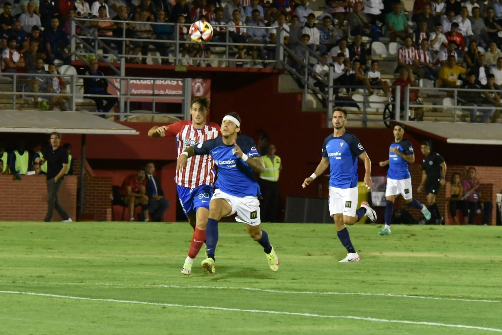 Farrando trata de proteger un balón ante la llegada de un rival.