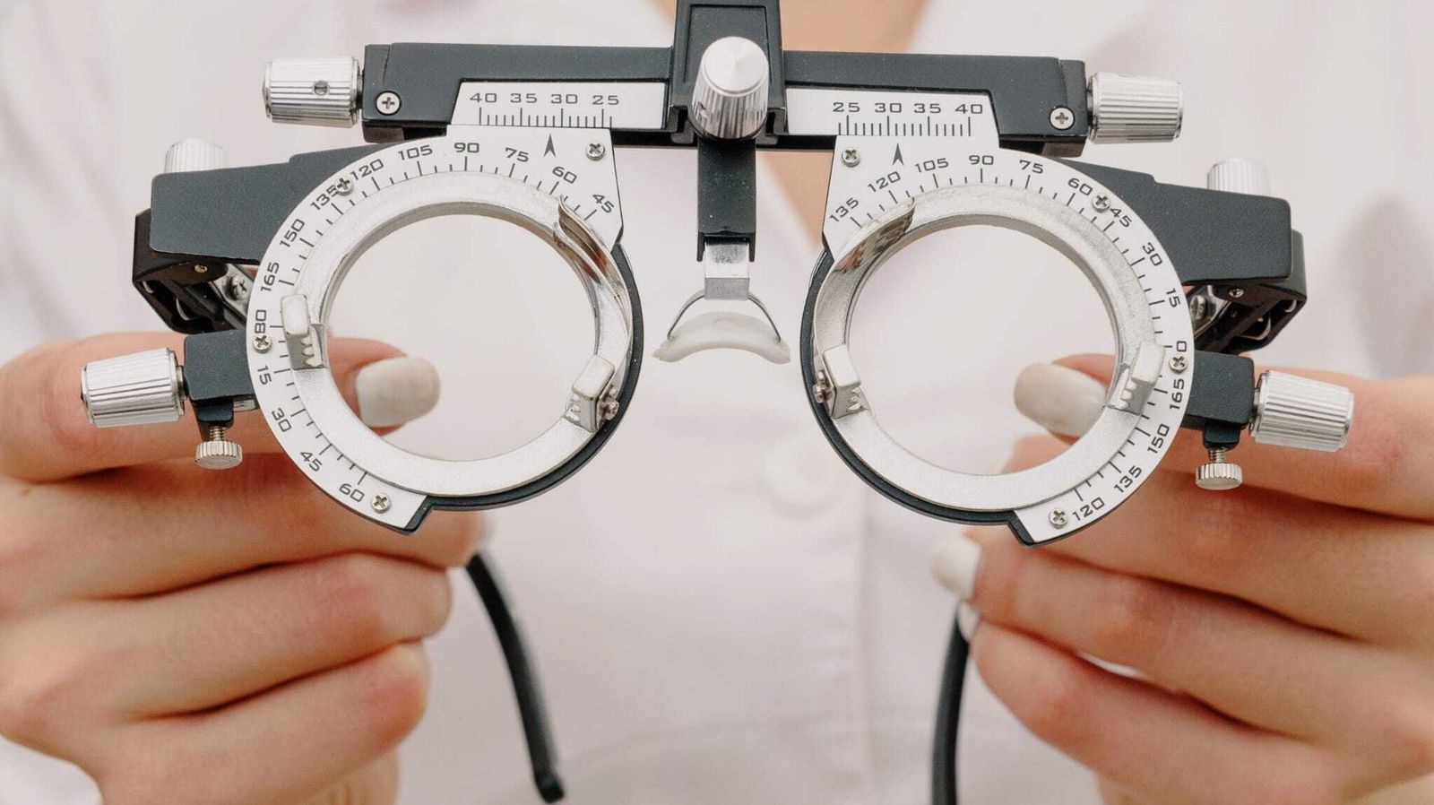 Prueba de unos cristales graduados en una óptica.