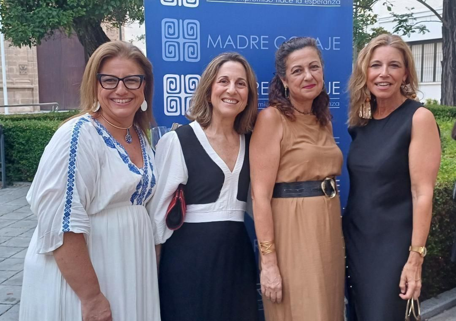 Leticia Vierna, Elena Serrano, Patricia Herrero y María Victoria Vierna, durante la cena benéfica en el patio de la Facultad de Medicina. Leticia Vierna, Elena Serrano, Patricia Herrero y María Victoria Vierna, durante la cena benéfica en el patio de la Facultad de Medicina.