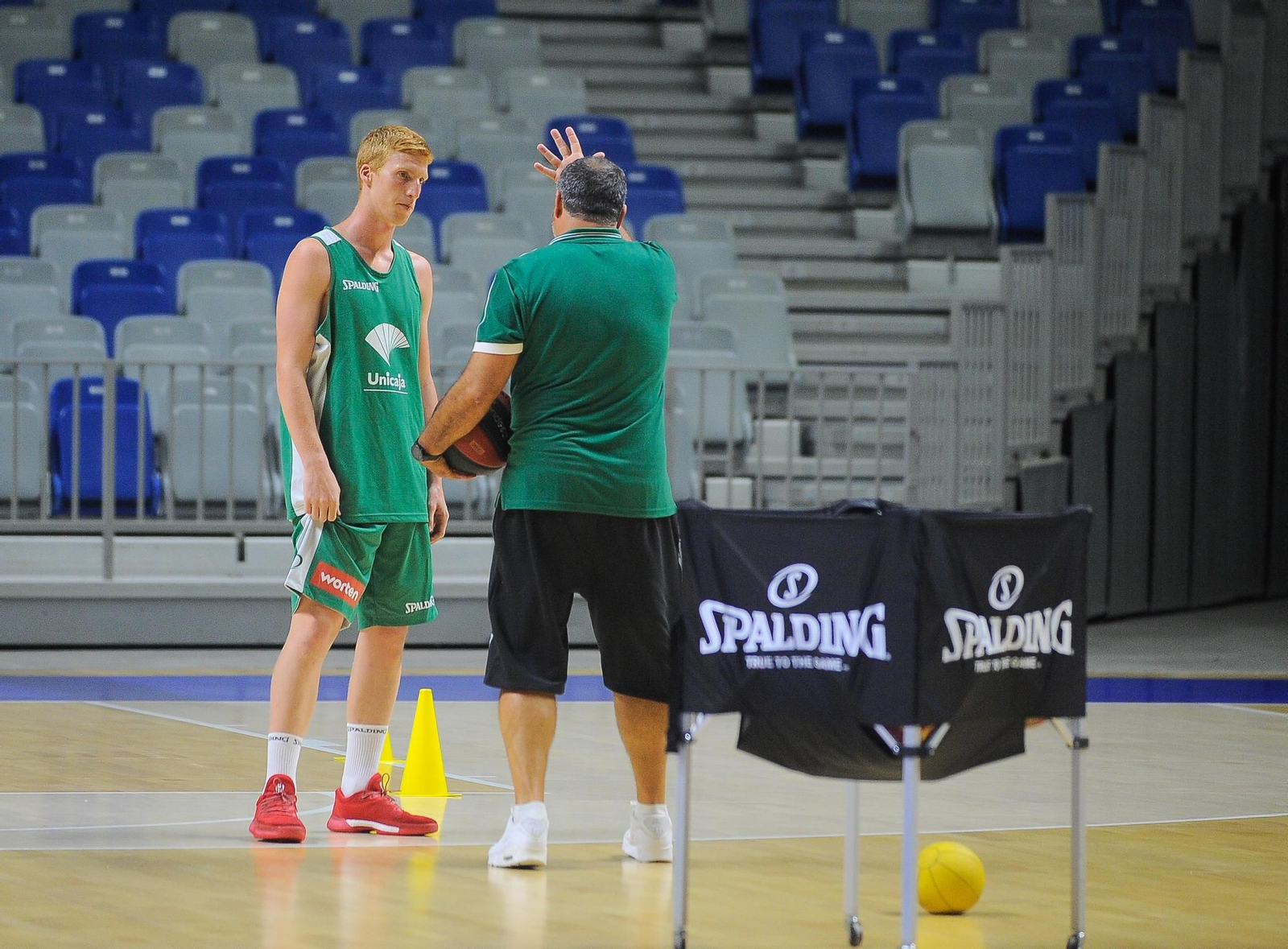 Paco Aurioles da instrucciones a Alberto Díaz en un entrenamiento.