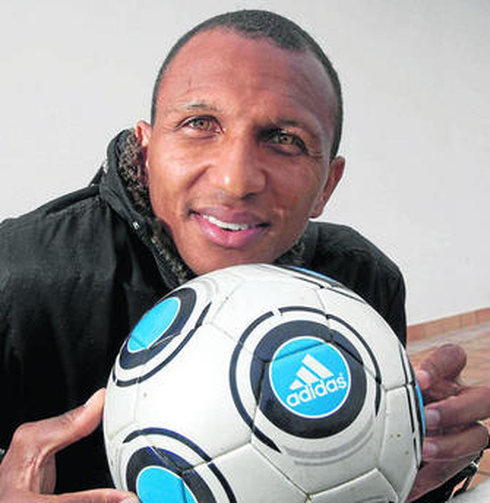 Mehmet Aurelio sostiene con delicadeza su instrumento de trabajo, el balón.