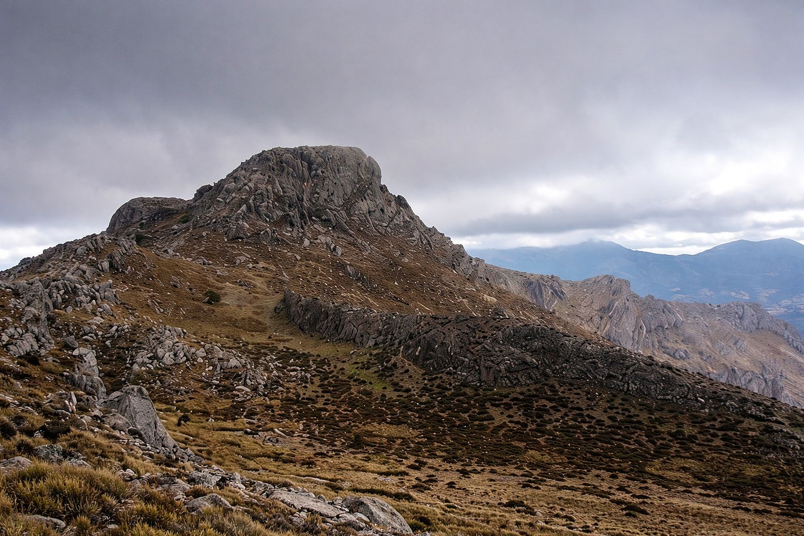 Vista general del pico Aznaitín, un macizo rocoso que solo los senderistas experimentados consiguen alcanzar.
