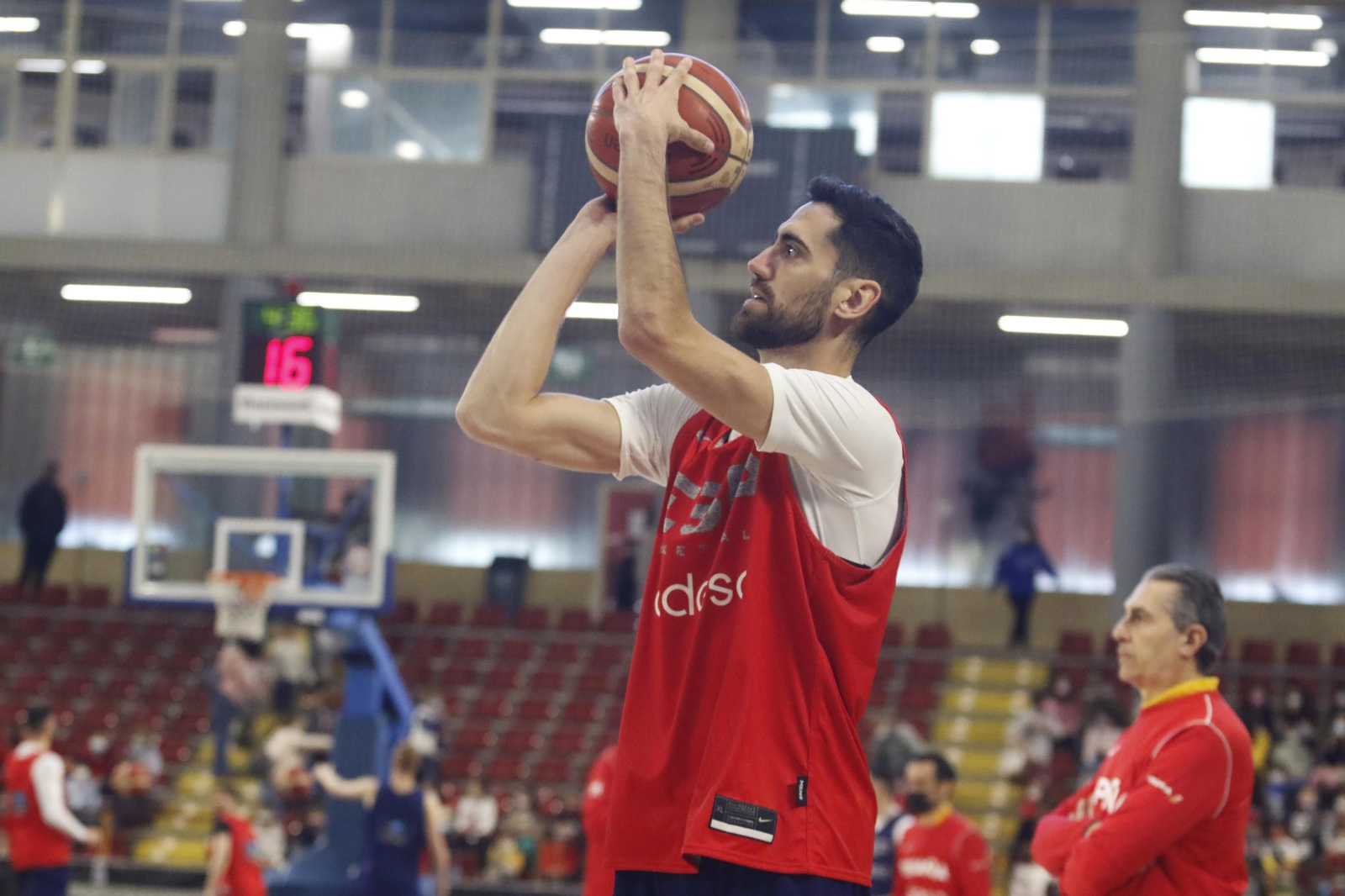 La selección española de baloncesto abre el entrenamiento en Córdoba a los más jóvenes, en imágenes