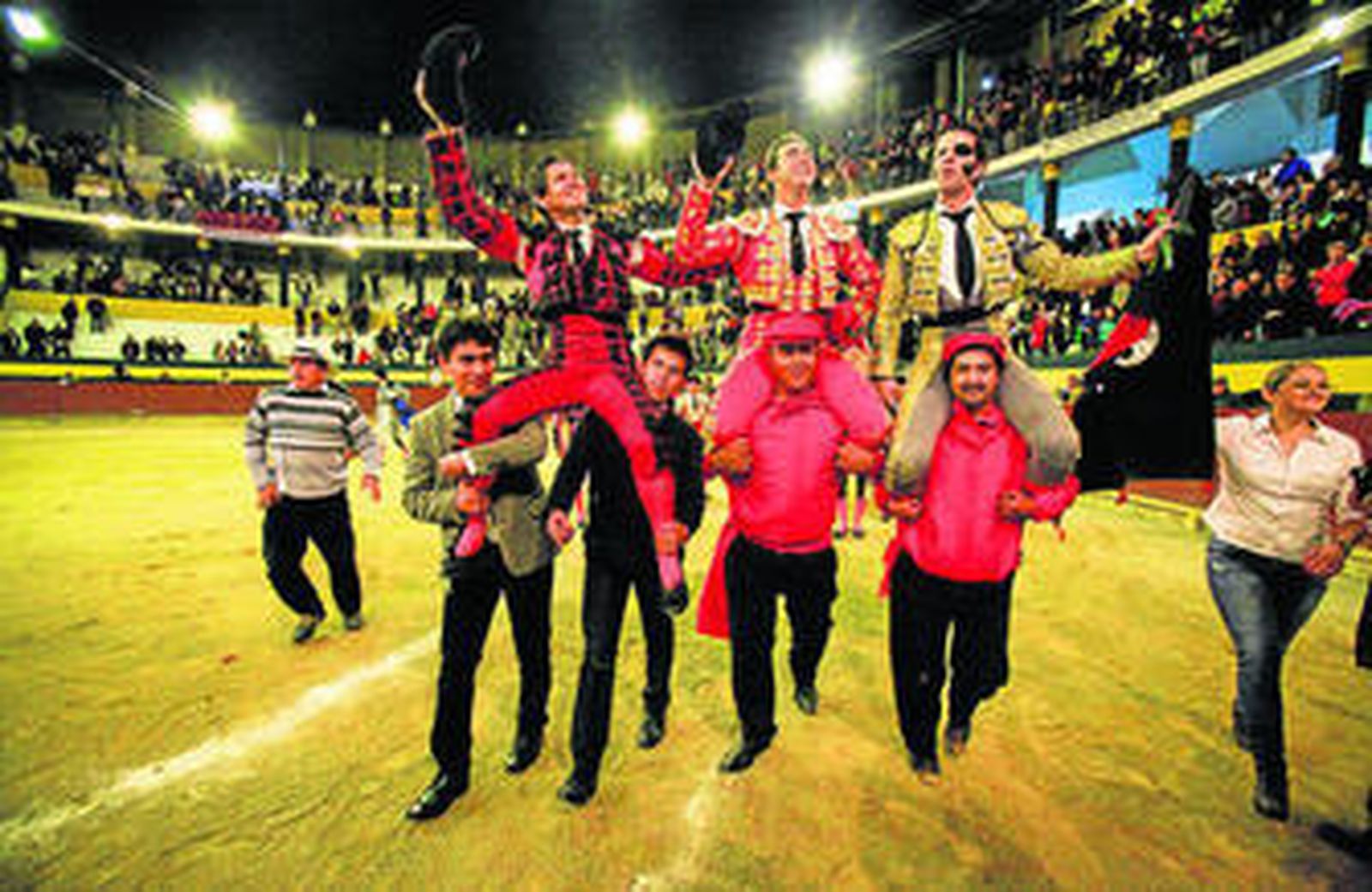 Juan José Padilla saliendo a hombros de la plaza Raúl Dávalos de Riobamba, junto a El Fandi, sustituto de Manzanares, y el riobambeño Cruz Ordóñez.