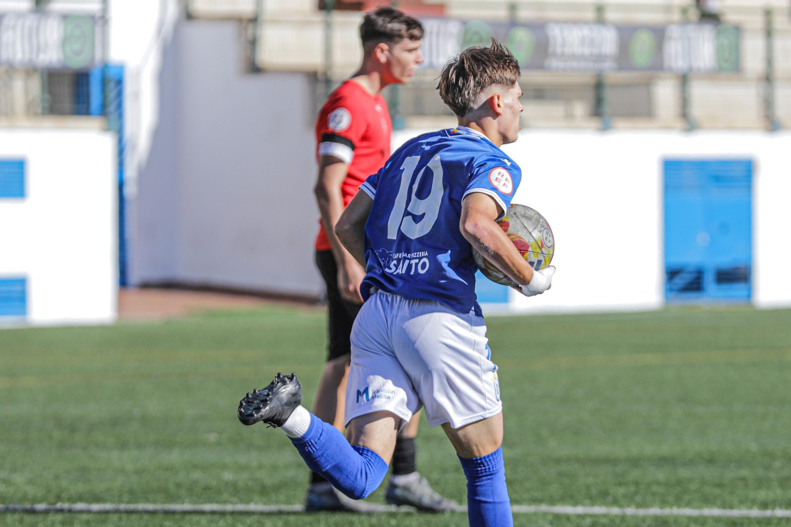El melillense Galán recoge el balón después de anotar su tanto con el que reducía distancias frente a los cañaeros.
