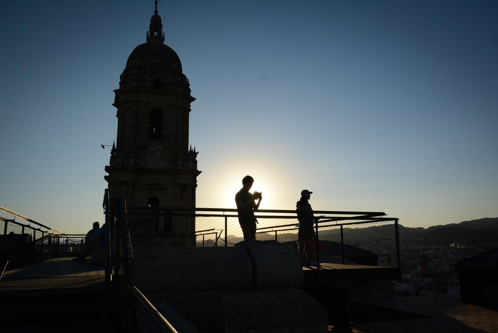 Visitantes ayer al atardecer en la cubierta de la Catedral.