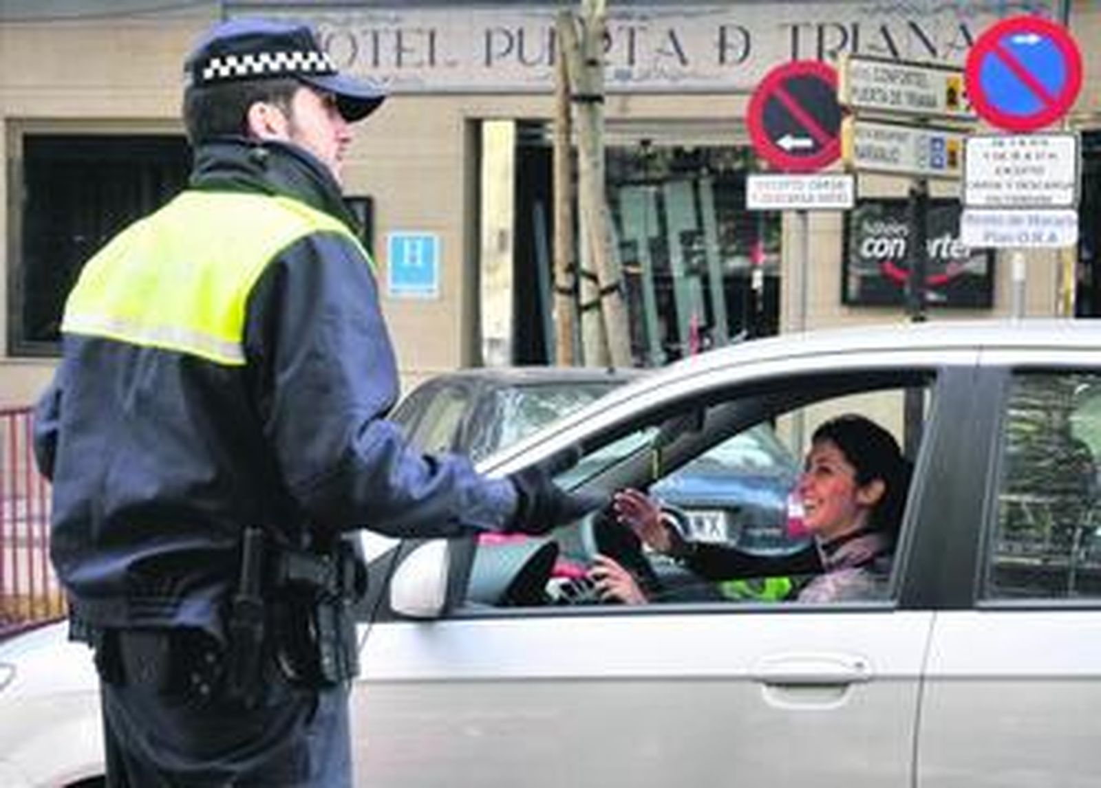 Una conductora pregunta a un agente en Reyes Católicos.