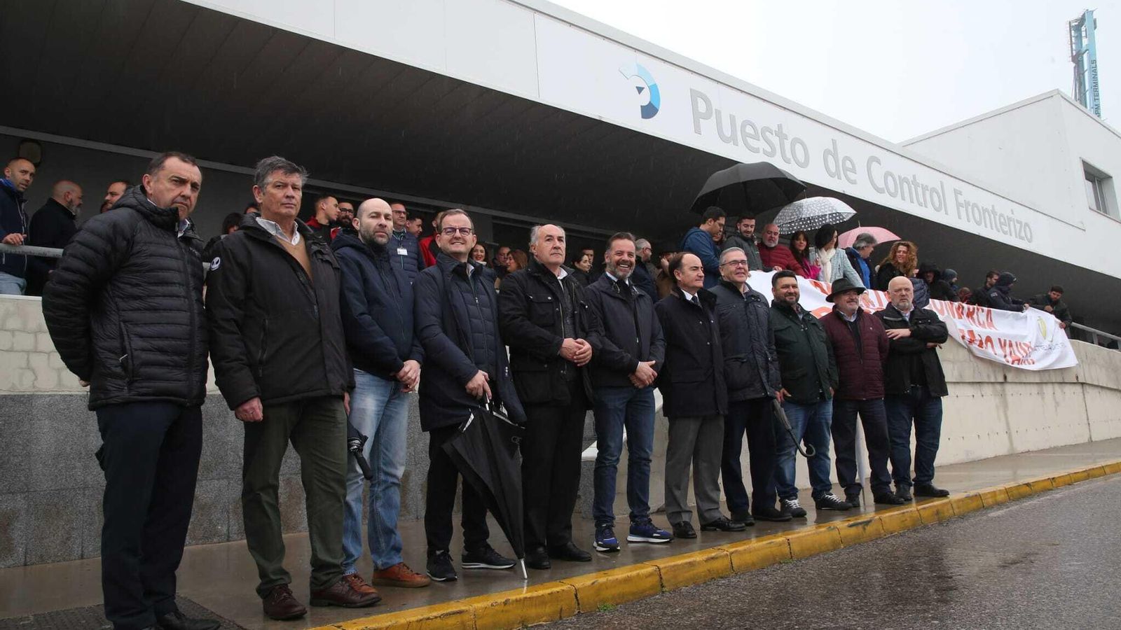 Representación institucional en la manifestación con el alcalde de Algeciras, José Ignacio Landaluce, y el presidente de la APBA, Gerardo Landaluce, a la cabeza