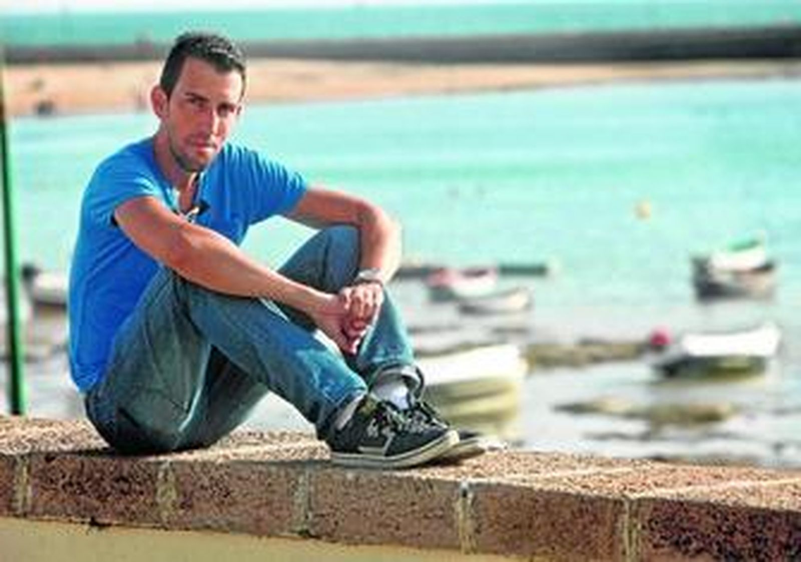El actor gaditano Miguel Ángel Díaz en su particular isla mínima, la playa de La Caleta.