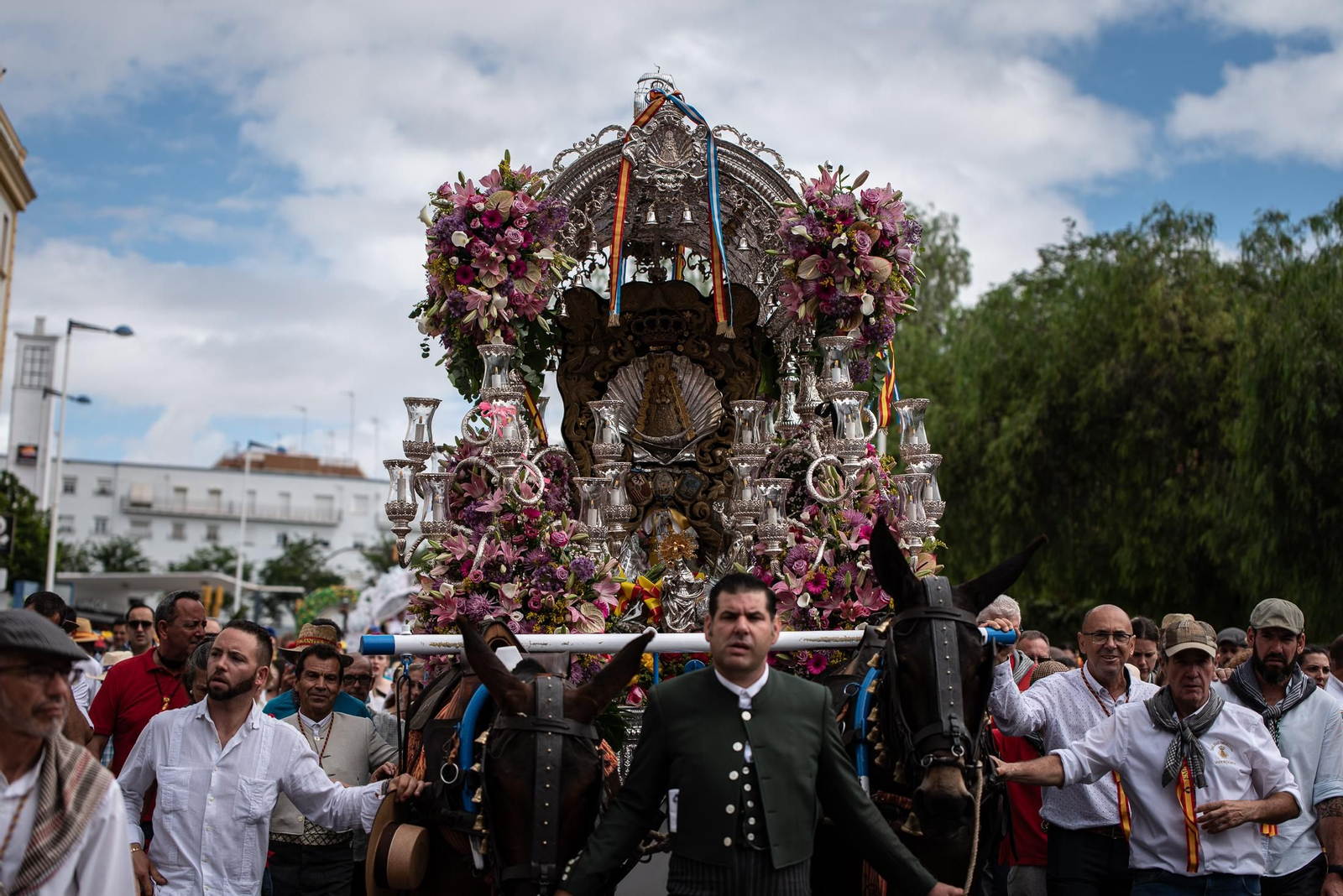 Imágenes de la salida de Emigrantes a su paso por la Alameda Sundheim
