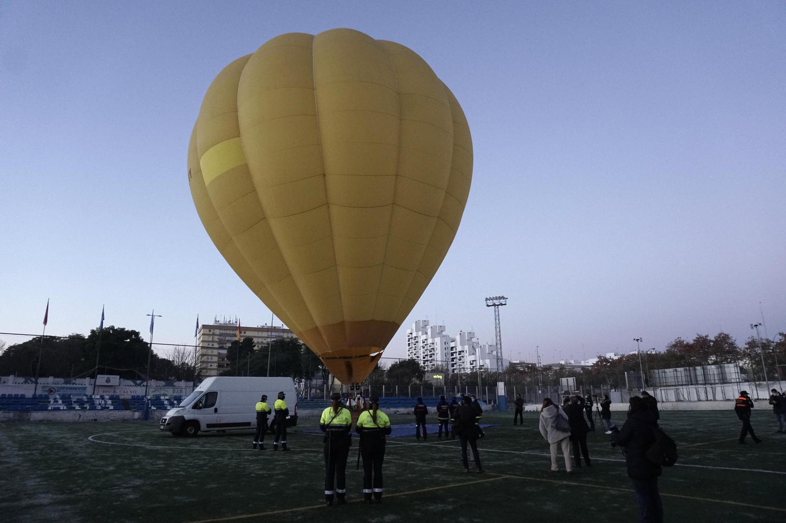 Fotos del heraldo de los Reyes Magos surcando los cielos de Sevilla