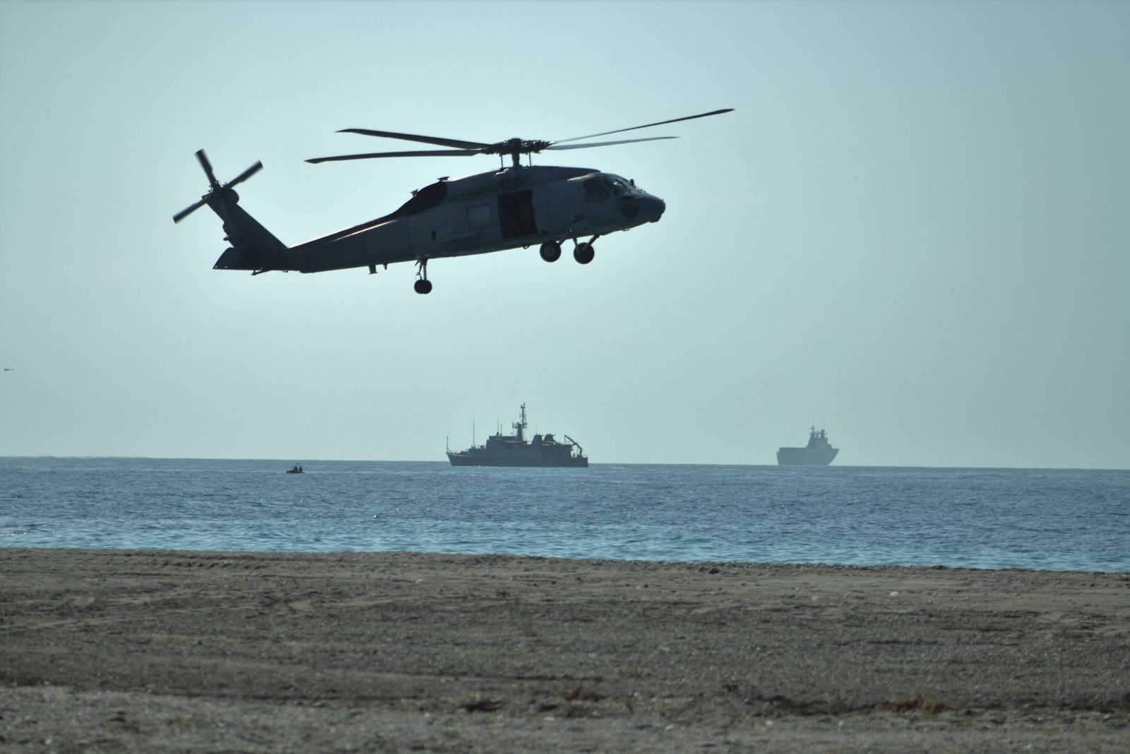 Paracaidistas, aviones y persecuciones marítimo-terrestres, los ensayos de las Fuerzas Armadas en Motril, en imágenes