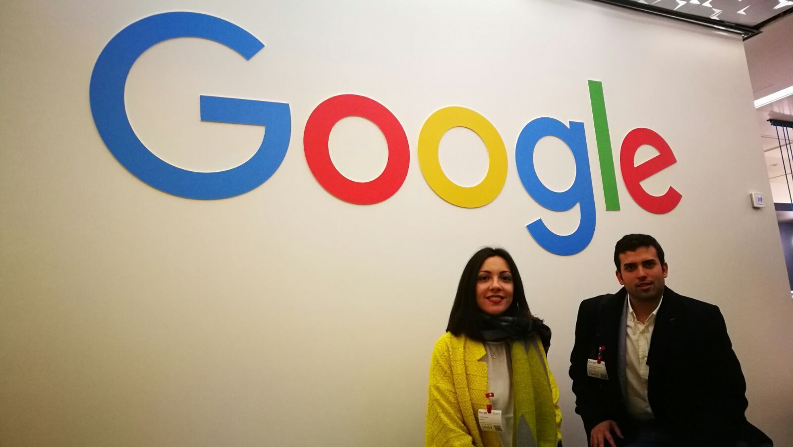 Coronada León y Francisco Javier Granados posan junto al logotipo del buscador de internet.