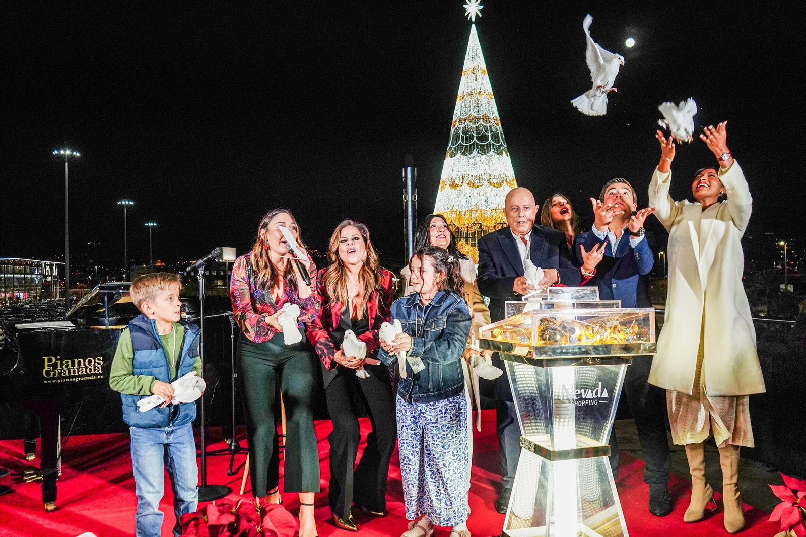 Galería | Granada ya está en Navidad: la fiesta del Nevada Shopping para el alumbrado