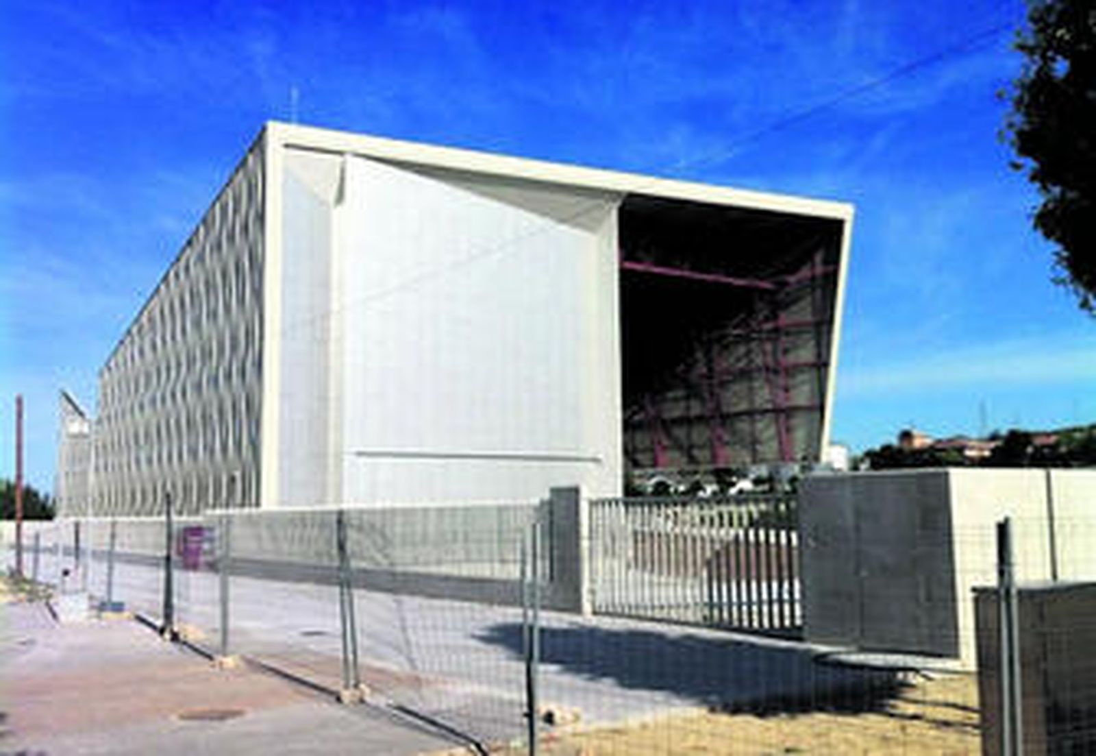 Exterior del inmueble, con la valla perimetral ya colocada.