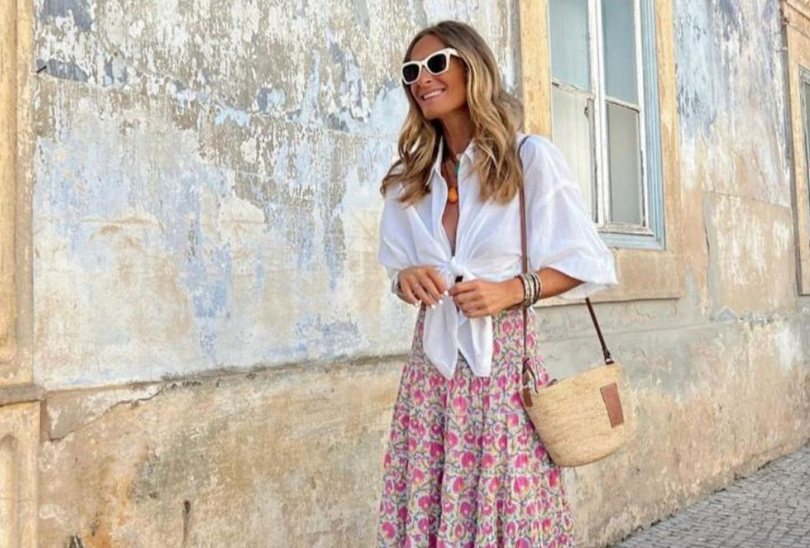 Tnto para un look romántico, com,o para uno de inspiración boho, la falda de flores se convierte en la pieza más especial.