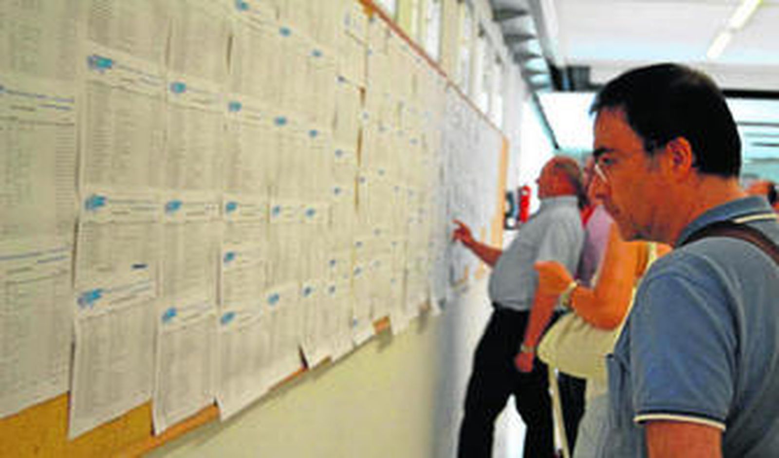 Profesores y alumnos de Bachillerato consultan las notas en el tablón de anuncios de la UAL.