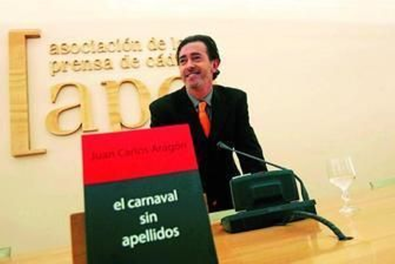 Juan Carlos Aragón, al inicio de la presentación de su primer libro.