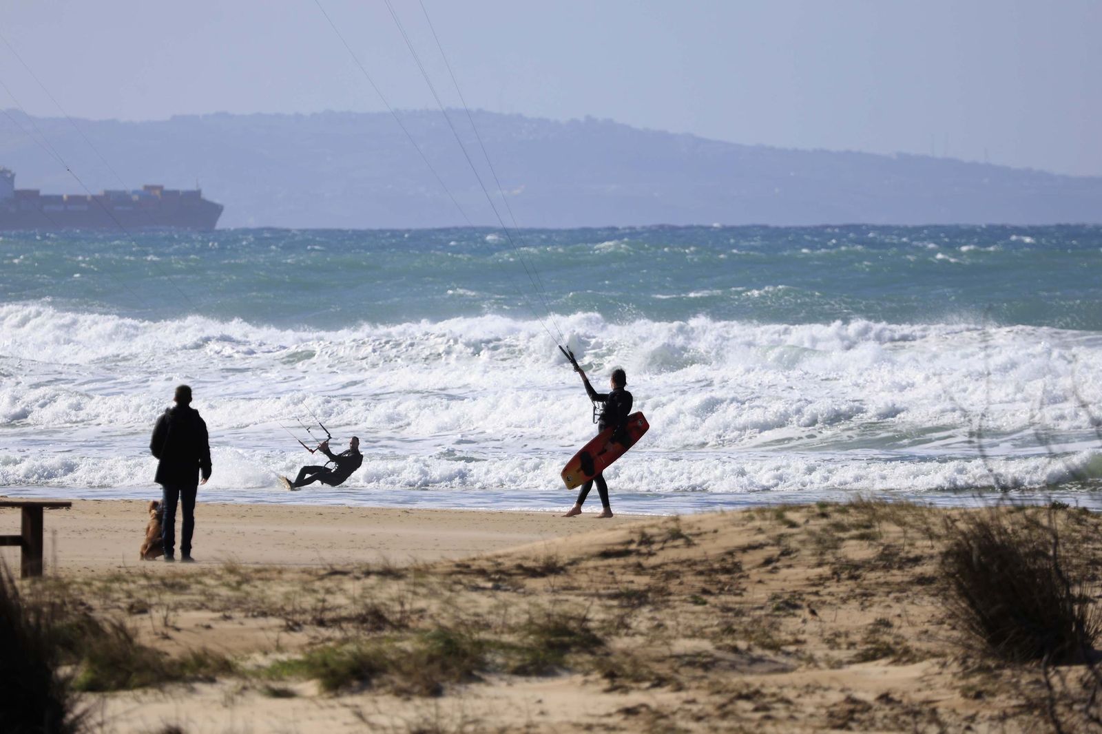 Las fotografías del paseo marítimo de Los Lances tras la borrasca Oriana