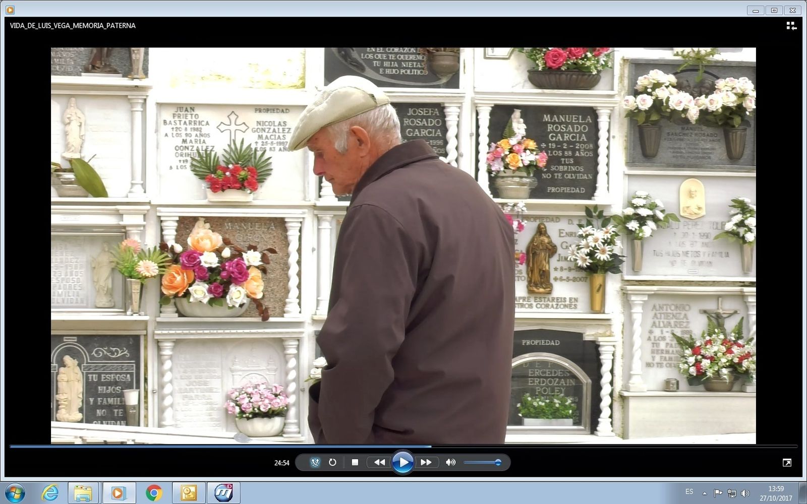Luis Vega, en el cementerio de Paterna, en una imagen tomada del documental.
