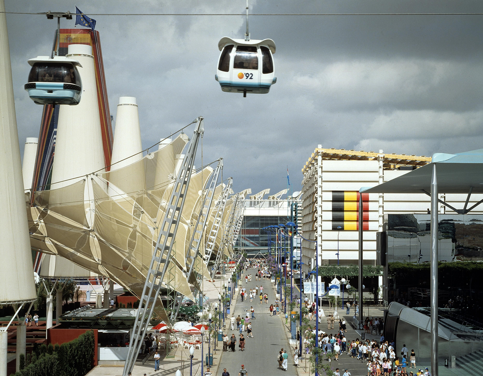 Una de las avenidas de la Expo. Pueden apreciarse los pabellones de Gran Bretaña, Bélgica  y la Comunidad Europea.