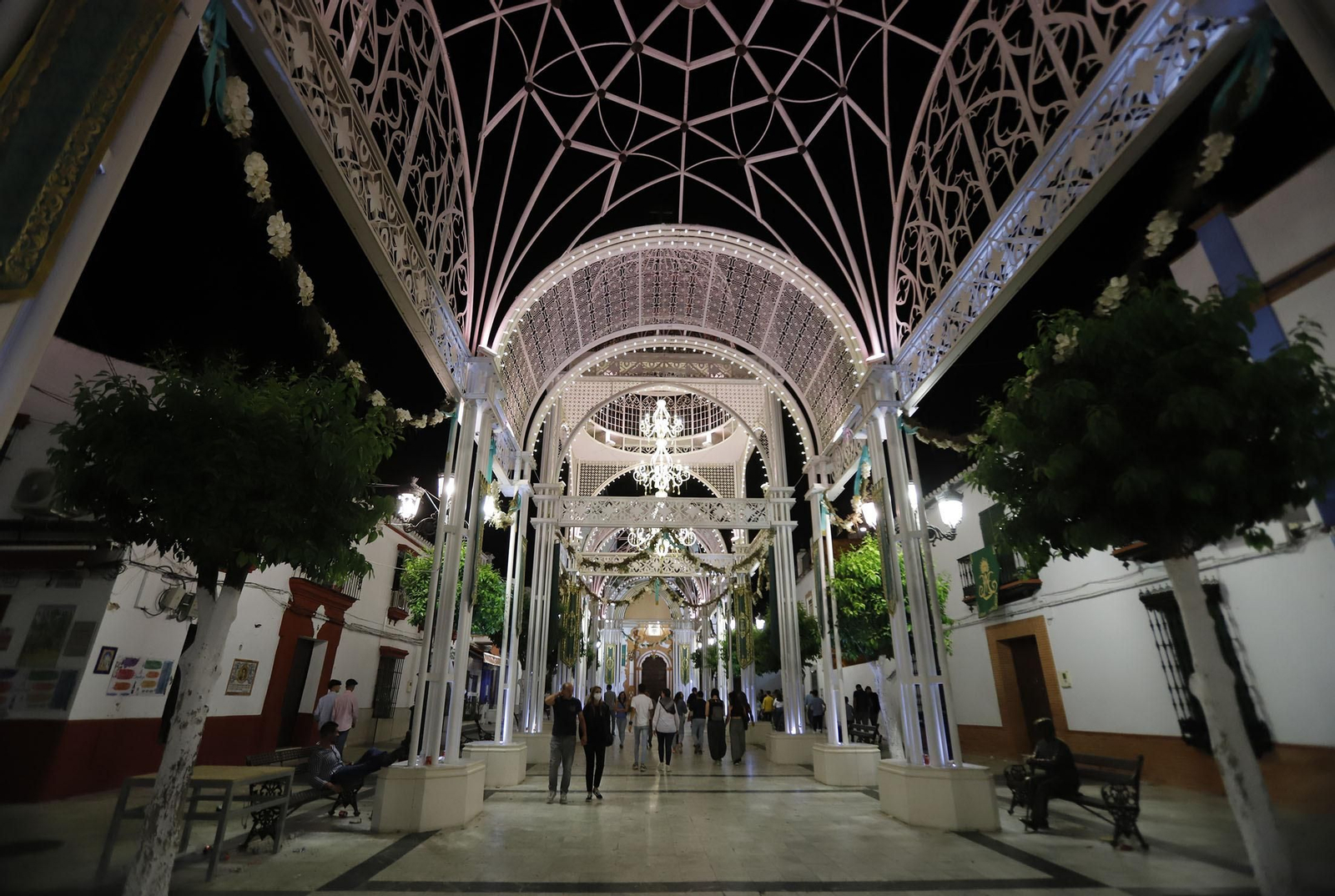 La Virgen del Rocío recorre las calles de Almonte hacia el Chaparral para el inicio del Camino de los Llanos