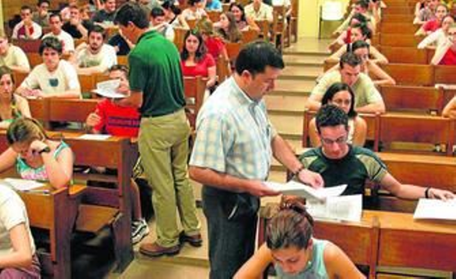 Profesores reparten los exámenes en una anterior convocatoria de la Selectividad.