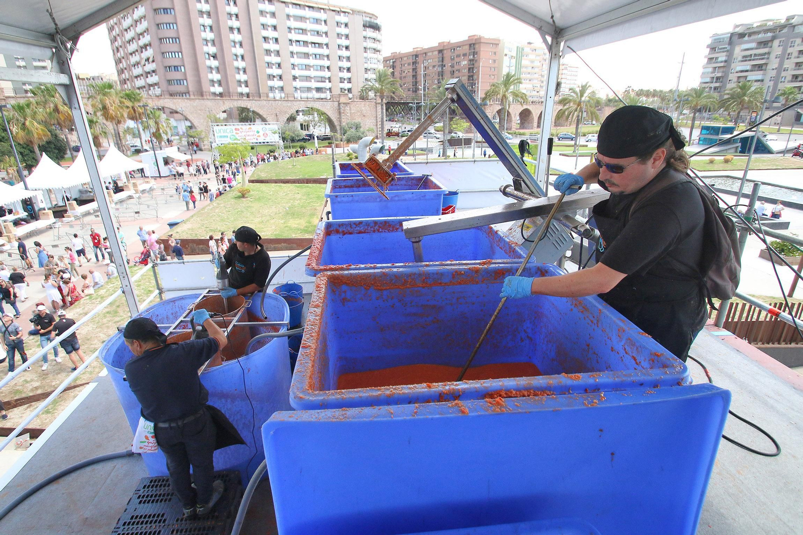 Fotogalería del récord Guinnes del gazpacho más grande del mundo