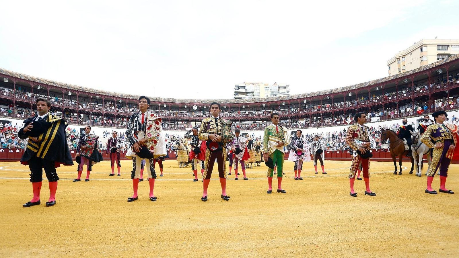 Los seis novilleros, tras romper el paseíllo