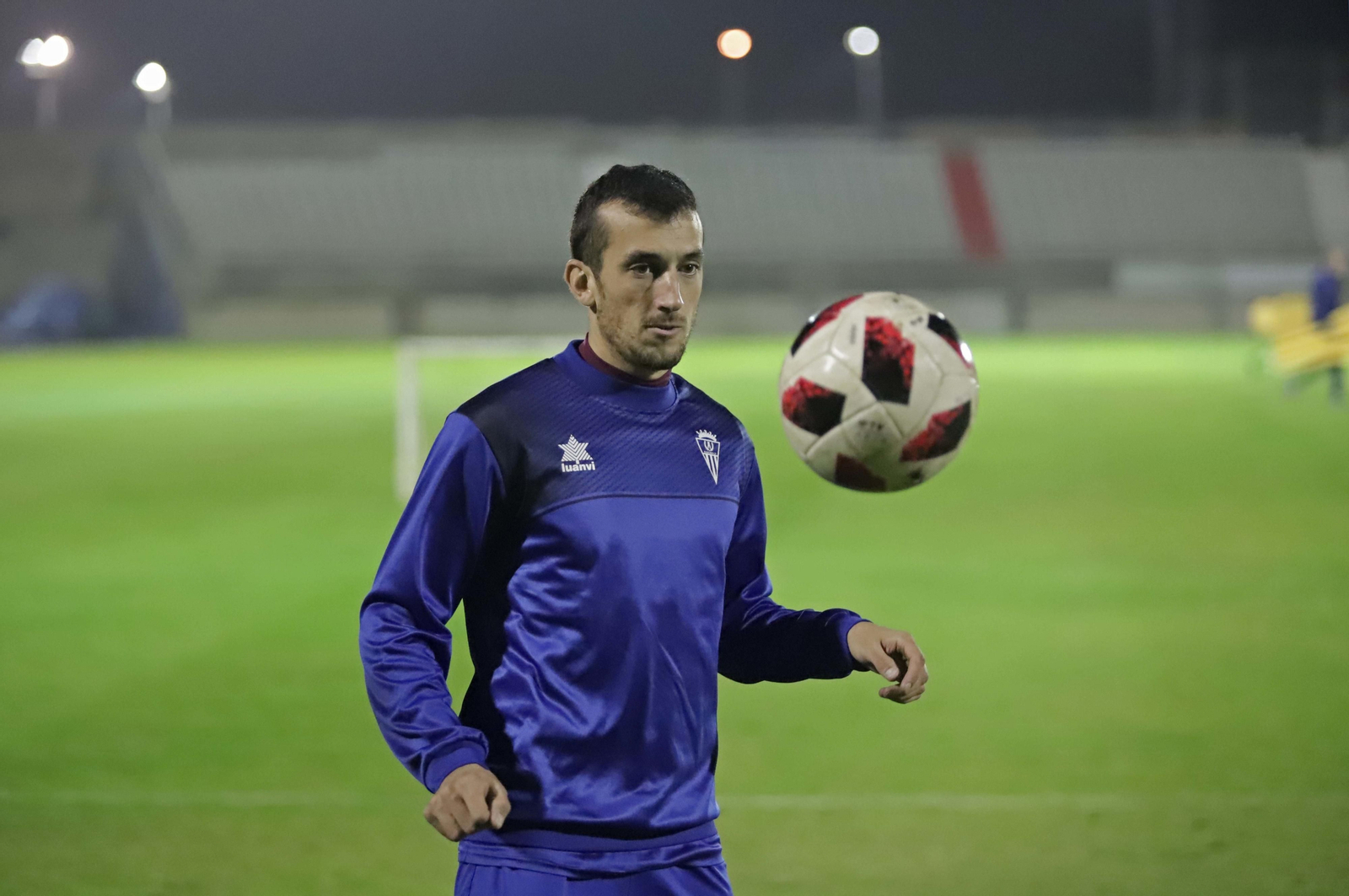 Javi Zafra toca balón en un entrenamiento en el Nuevo Mirador.