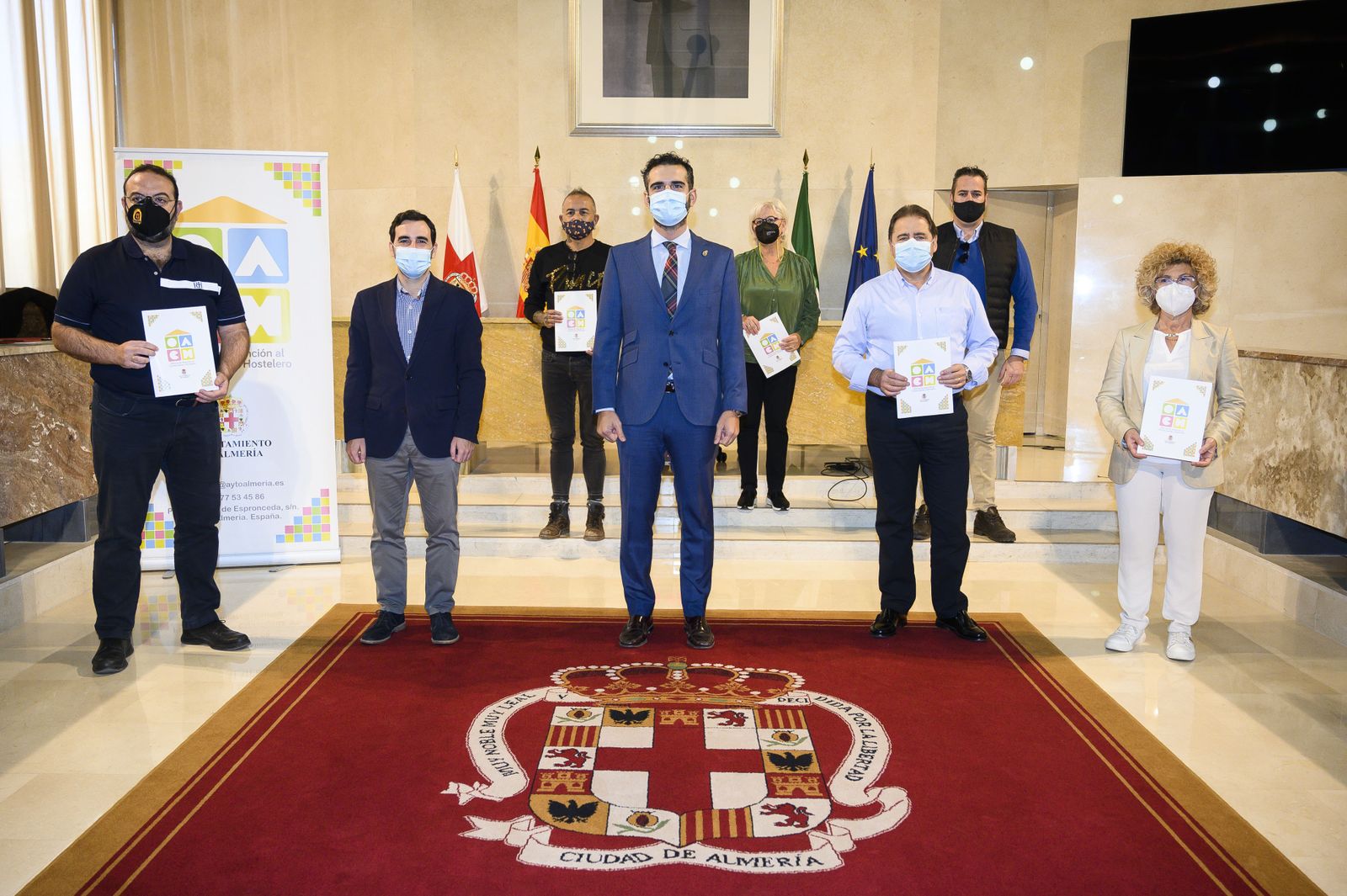 El alcalde con los representantes de las asociaciones de comerciantes de Almería