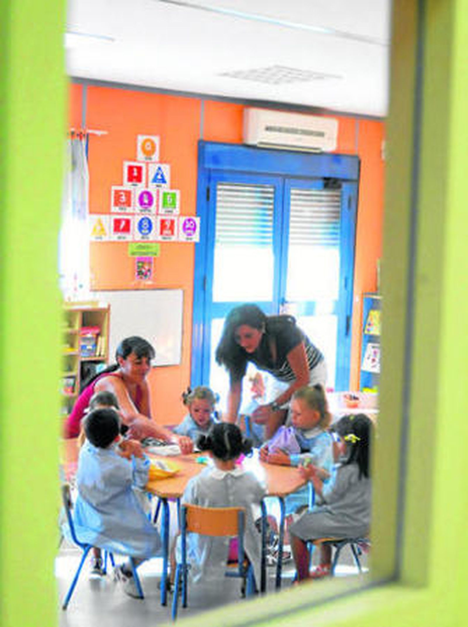 Niños de infantil en un aula de un colegio de la provincia.